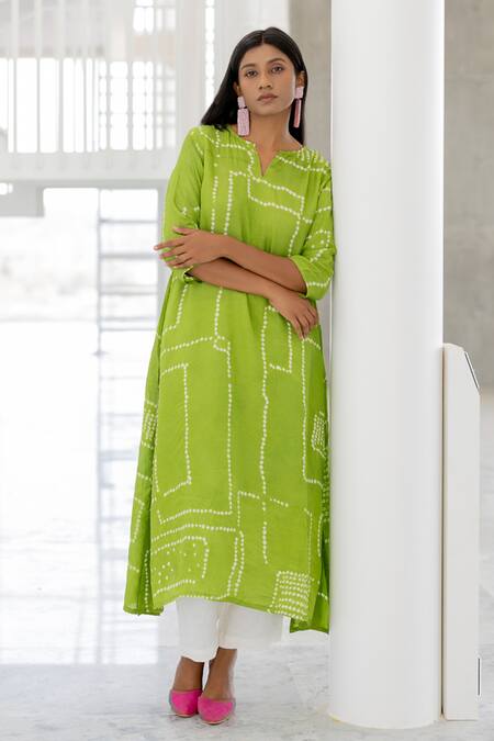 Buy_Silai Studio_Green Viscose, Silk V-neck Terra Bandhej Kurta Set _Online_at_Aza_Fashions