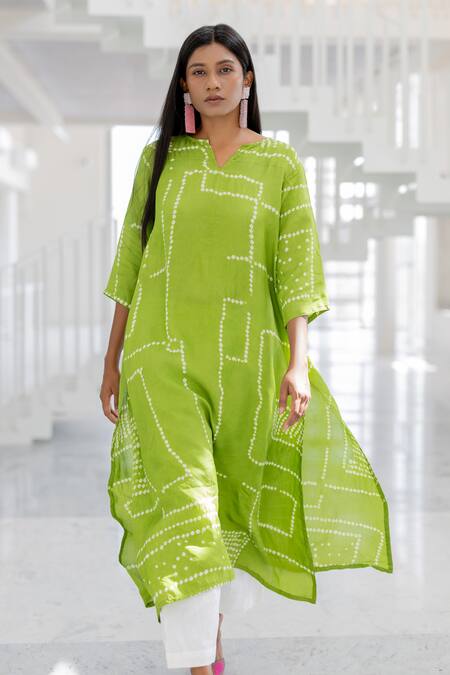 Shop_Silai Studio_Green Viscose, Silk V-neck Terra Bandhej Kurta Set _Online_at_Aza_Fashions