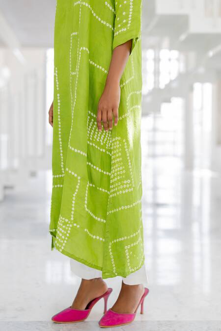 Shop_Silai Studio_Green Viscose, Silk V-neck Terra Bandhej Kurta Set 