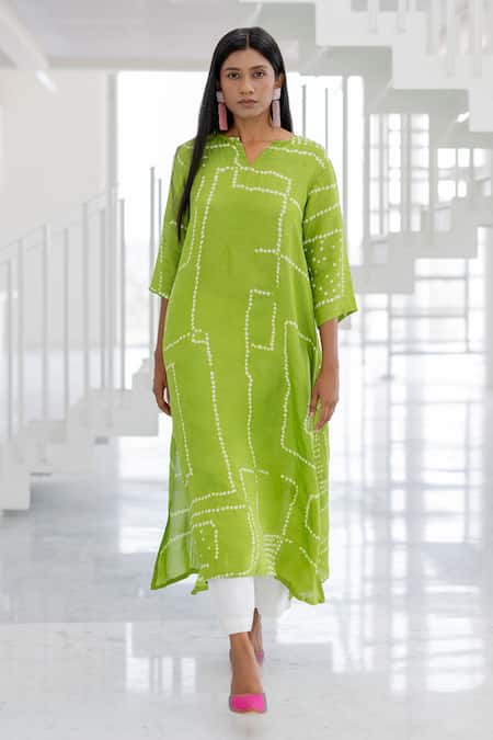 Buy_Silai Studio_Green Viscose, Silk Embroidery Split V-neck Bandhej Kurta _Online_at_Aza_Fashions