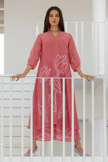 Silai Studio Pink Chanderi Embroidery Split V-neck Misty Tulips Bandhani Kurta Online at Aza Fashions Silai Studio_Pink Chanderi Embroidery Split V-neck Misty Tulips Bandhani Kurta _Online_at_Aza_Fashions