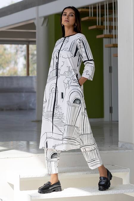 Silai Studio White Poplin Round Neck Arches And Avenues Designer Kurta Online at Aza Fashions Silai Studio_White Poplin Round Neck Arches And Avenues Designer Kurta _Online_at_Aza_Fashions