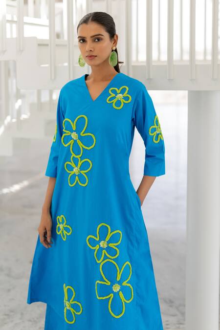 Silai Studio Blue Poplin Embroidery V-neck Seafoam Floral Kurta Set Online at Aza Fashions Silai Studio_Blue Poplin Embroidery V-neck Seafoam Floral Kurta Set _Online_at_Aza_Fashions