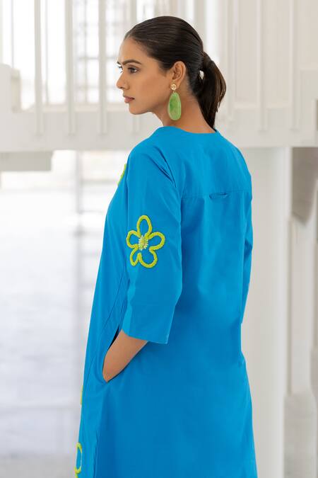 Buy_Silai Studio_Blue Poplin Embroidery V-neck Floral Seafoam Kurta _Online_at_Aza_Fashions
