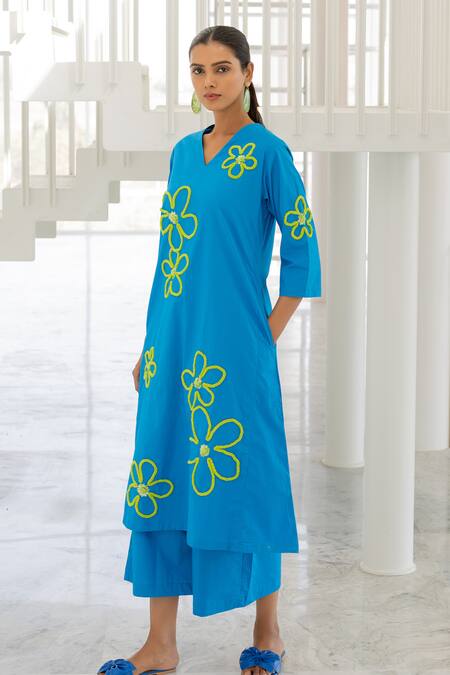Silai Studio_Blue Poplin Embroidery V-neck Floral Seafoam Kurta _at_Aza_Fashions