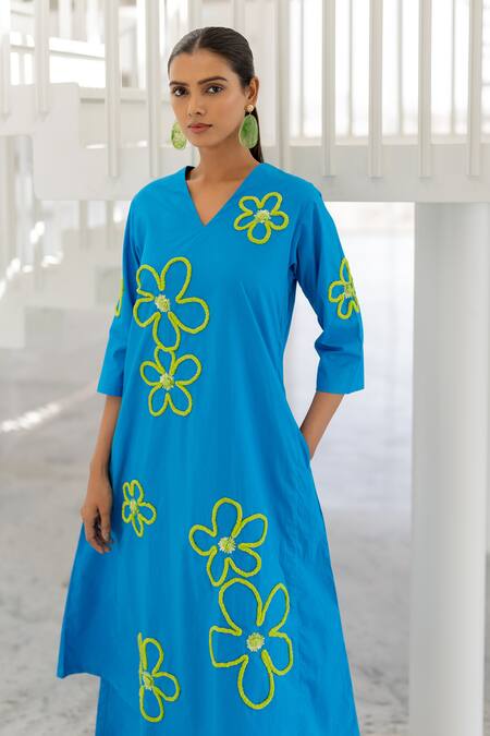 Buy_Silai Studio_Blue Poplin Embroidery V-neck Floral Seafoam Kurta 