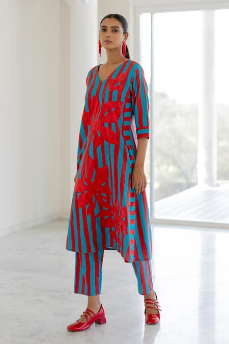 Buy Silai Studio Red Cotton, Linen Applique V-neck Sky Fire Striped Kurta Online at Aza Fashions Buy_Silai Studio_Red Cotton, Linen Applique V-neck Sky Fire Striped Kurta _Online_at_Aza_Fashions
