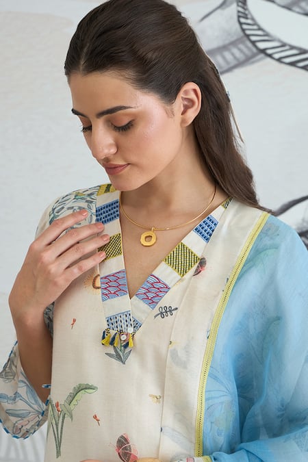 Shivani Bhargava_Ivory Chanderi V-neck Digital Print Jungle Kurta _Online_at_Aza_Fashions
