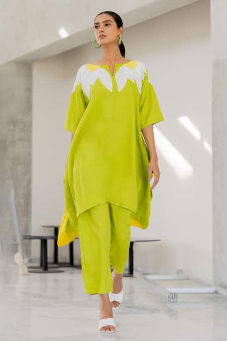 Shop Silai Studio Green Linen, Viscose Applique Round Neck Sunflower Tunic Shop_Silai Studio_Green Linen, Viscose Applique Round Neck Sunflower Tunic
