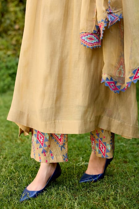 Naaz By Noor Olive Green Chanderi, Cotton, Organza Embroidery V-neck Kurta Pant Set Online at Aza Fashions Naaz By Noor_Olive Green Chanderi, Cotton, Organza Embroidery V-neck Kurta Pant Set _Online_at_Aza_Fashions