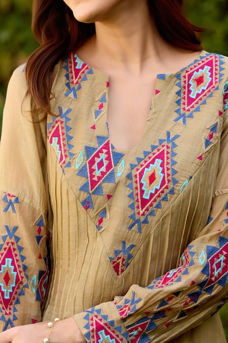 Buy Naaz By Noor Olive Green Chanderi, Cotton, Organza Embroidery V-neck Kurta Pant Set Online at Aza Fashions Buy_Naaz By Noor_Olive Green Chanderi, Cotton, Organza Embroidery V-neck Kurta Pant Set _Online_at_Aza_Fashions