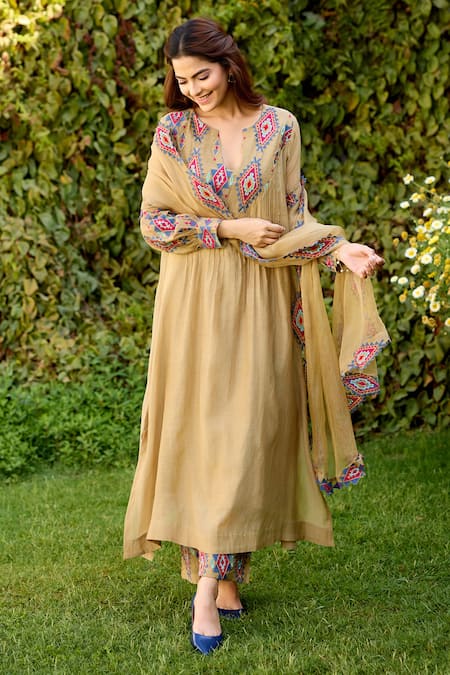 Shop Naaz By Noor Olive Green Chanderi, Cotton, Organza Embroidery V-neck Kurta Pant Set Online at Aza Fashions Shop_Naaz By Noor_Olive Green Chanderi, Cotton, Organza Embroidery V-neck Kurta Pant Set _Online_at_Aza_Fashions