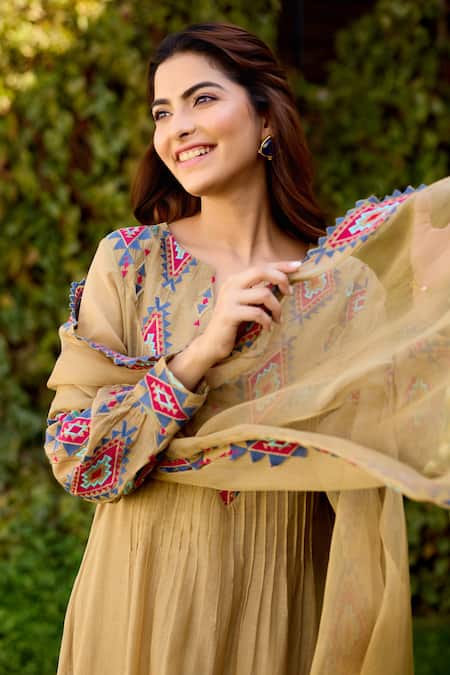 Naaz By Noor Olive Green Chanderi, Cotton, Organza Embroidery V-neck Kurta Pant Set at Aza Fashions Naaz By Noor_Olive Green Chanderi, Cotton, Organza Embroidery V-neck Kurta Pant Set _at_Aza_Fashions