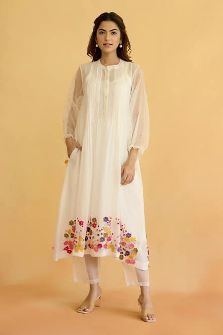Naaz By Noor_Ivory Chanderi, Cotton Pearls, Fabric Flowers Round Neck Floral Kurta Set _Online_at_Aza_Fashions
