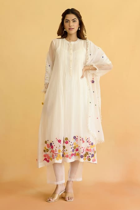 Buy_Naaz By Noor_Ivory Chanderi, Cotton Pearls, Fabric Flowers Round Neck Floral Kurta Set _Online_at_Aza_Fashions