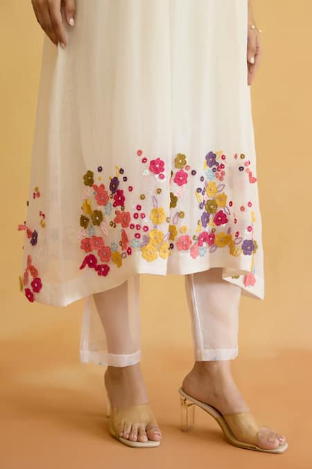 Buy_Naaz By Noor_Ivory Chanderi, Cotton Pearls, Fabric Flowers Round Neck Floral Kurta Set 