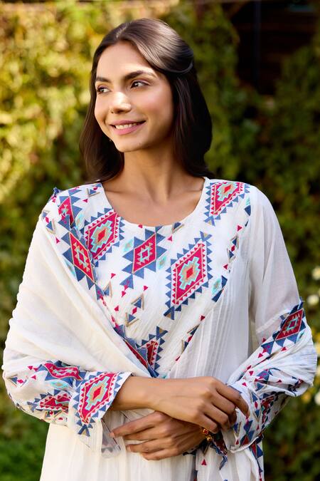Naaz By Noor_White Chanderi, Cotton Embroidery Round Neck Multi Color Kurta Set _Online_at_Aza_Fashions