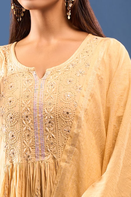 Samyukta Singhania_Cream Cotton, Embroidery Round Neck Chikankari Kurta Set _Online_at_Aza_Fashions
