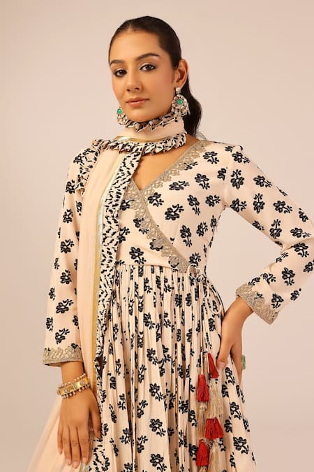 Buy_Palak & Mehak_Cream Chanderi Zari, Tassels V-neck Floral Print Anarkali Set 
