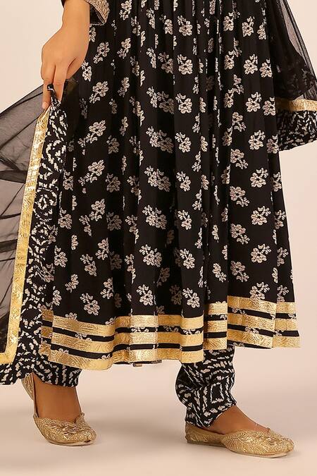 Buy_Palak & Mehak_Black Chanderi Zari V-neck Floral Anarkali Set 