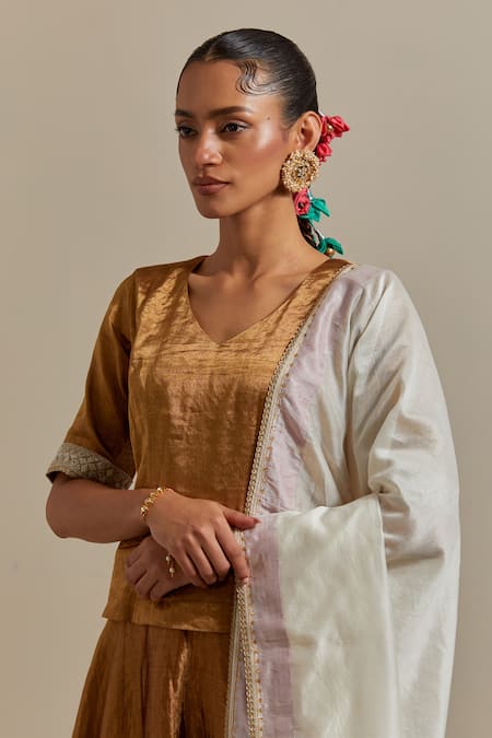 Vinusto Gold Chanderi Lace, Embroidery V-neck Handwoven Zari Set Online at Aza Fashions Vinusto_Gold Chanderi Lace, Embroidery V-neck Handwoven Zari Set _Online_at_Aza_Fashions