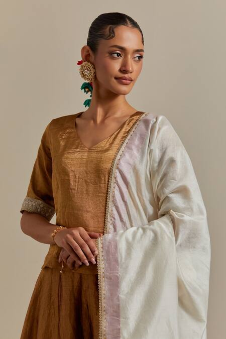 Vinusto Gold Chanderi Lace, Embroidery V-neck Handwoven Zari Set at Aza Fashions Vinusto_Gold Chanderi Lace, Embroidery V-neck Handwoven Zari Set _at_Aza_Fashions