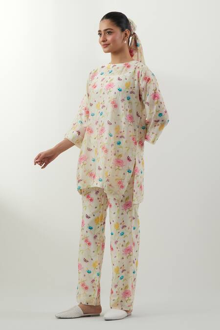Buy Vinusto Multi Color Chanderi Round Neck Floral Printed Kurta Pant Set Online at Aza Fashions Buy_Vinusto_Multi Color Chanderi Round Neck Floral Printed Kurta Pant Set _Online_at_Aza_Fashions