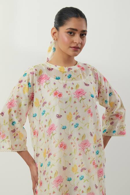 Vinusto Multi Color Chanderi Round Neck Floral Printed Kurta Pant Set at Aza Fashions Vinusto_Multi Color Chanderi Round Neck Floral Printed Kurta Pant Set _at_Aza_Fashions