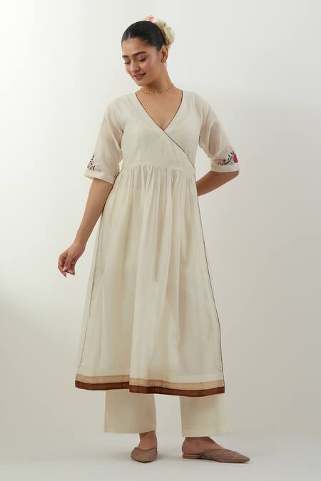 Vinusto Ivory Chanderi Embroidery V-neck Hand Angarkha Set Online at Aza Fashions Vinusto_Ivory Chanderi Embroidery V-neck Hand Angarkha Set _Online_at_Aza_Fashions