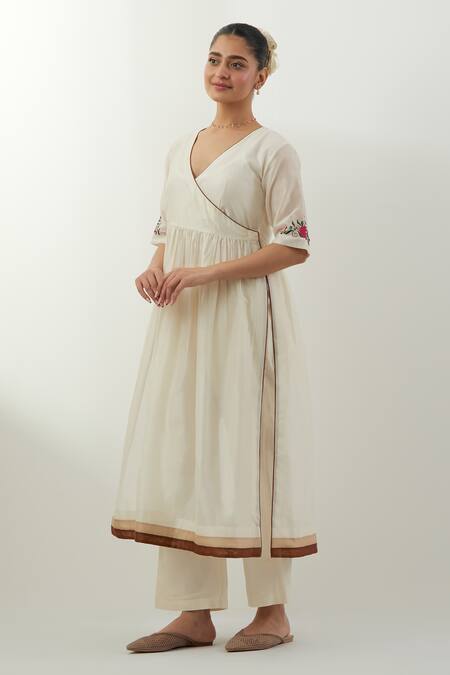 Buy Vinusto Ivory Chanderi Embroidery V-neck Hand Angarkha Set Online at Aza Fashions Buy_Vinusto_Ivory Chanderi Embroidery V-neck Hand Angarkha Set _Online_at_Aza_Fashions