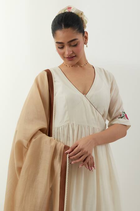 Buy Vinusto Ivory Chanderi Embroidery V-neck Hand Angarkha Set Buy_Vinusto_Ivory Chanderi Embroidery V-neck Hand Angarkha Set