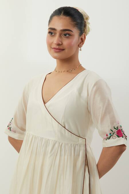 Shop Vinusto Ivory Chanderi Embroidery V-neck Hand Angarkha Set Shop_Vinusto_Ivory Chanderi Embroidery V-neck Hand Angarkha Set
