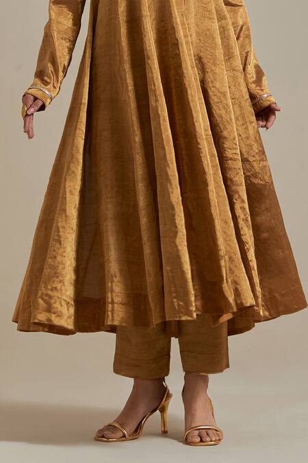 Vinusto Gold Chanderi Lace V-neck Handwoven Zari Anarkali Set at Aza Fashions Vinusto_Gold Chanderi Lace V-neck Handwoven Zari Anarkali Set _at_Aza_Fashions