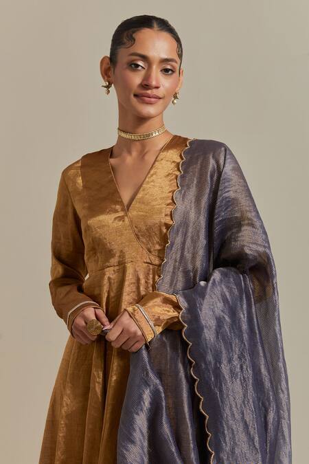 Buy Vinusto Gold Chanderi Lace V-neck Handwoven Zari Anarkali Set Buy_Vinusto_Gold Chanderi Lace V-neck Handwoven Zari Anarkali Set