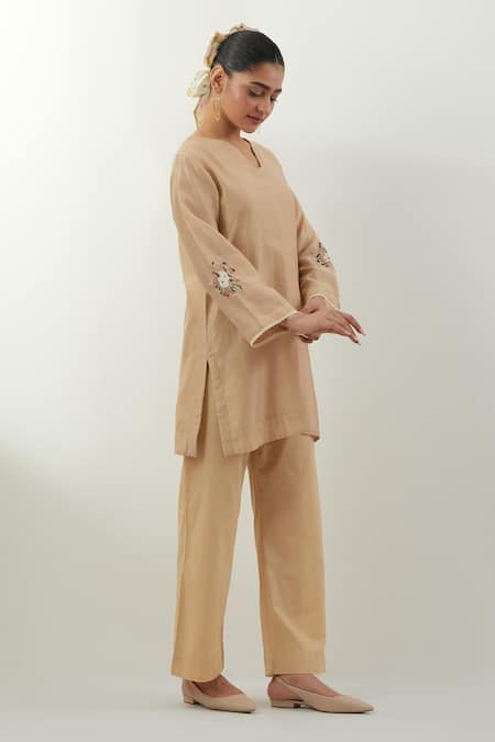 Shop Vinusto Beige Chanderi Cotton Lace V-neck Handwoven Kurta And Pant Set Online at Aza Fashions Shop_Vinusto_Beige Chanderi Cotton Lace V-neck Handwoven Kurta And Pant Set _Online_at_Aza_Fashions
