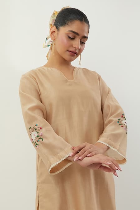 Vinusto Beige Chanderi Cotton Lace V-neck Handwoven Kurta And Pant Set at Aza Fashions Vinusto_Beige Chanderi Cotton Lace V-neck Handwoven Kurta And Pant Set _at_Aza_Fashions
