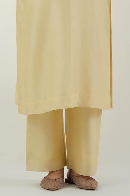 Vinusto Yellow Chanderi Embroidery V-neck Butter Handwoven Set Online at Aza Fashions Vinusto_Yellow Chanderi Embroidery V-neck Butter Handwoven Set _Online_at_Aza_Fashions