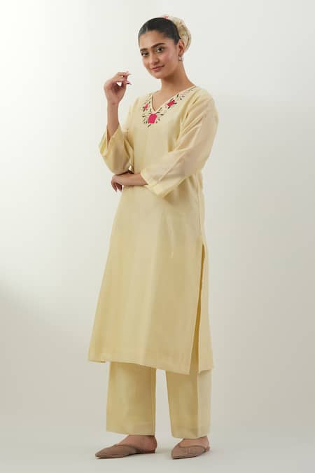 Vinusto Yellow Chanderi Embroidery V-neck Butter Handwoven Set at Aza Fashions Vinusto_Yellow Chanderi Embroidery V-neck Butter Handwoven Set _at_Aza_Fashions
