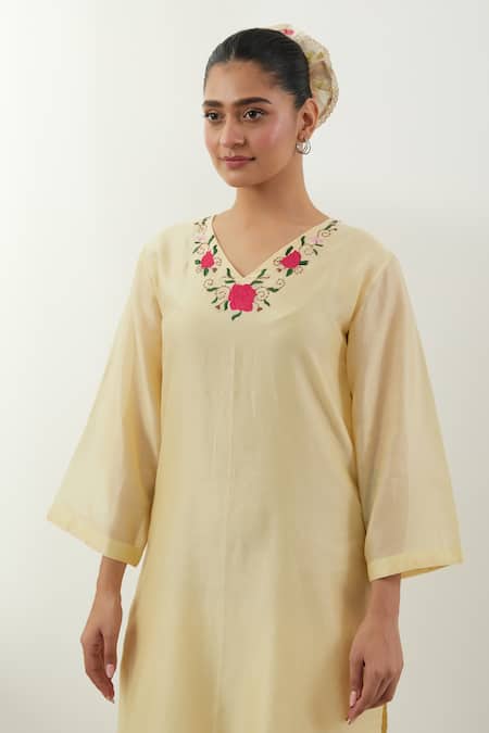 Buy Vinusto Yellow Chanderi Embroidery V-neck Butter Handwoven Set Buy_Vinusto_Yellow Chanderi Embroidery V-neck Butter Handwoven Set