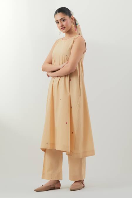 Vinusto Beige Cotton Embroidery Round Neck Floral Kurta Pant Set Online at Aza Fashions Vinusto_Beige Cotton Embroidery Round Neck Floral Kurta Pant Set _Online_at_Aza_Fashions