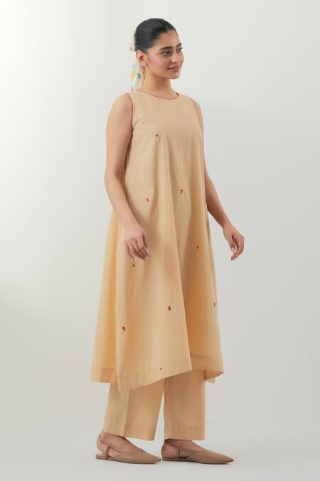 Vinusto Beige Cotton Embroidery Round Neck Floral Kurta Pant Set at Aza Fashions Vinusto_Beige Cotton Embroidery Round Neck Floral Kurta Pant Set _at_Aza_Fashions