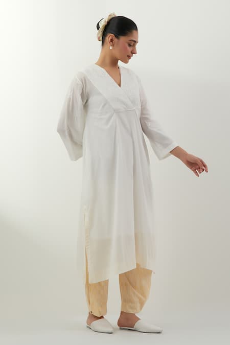 Vinusto_White Cotton Embroidery V-neck Chikankari Kurta Set _Online_at_Aza_Fashions