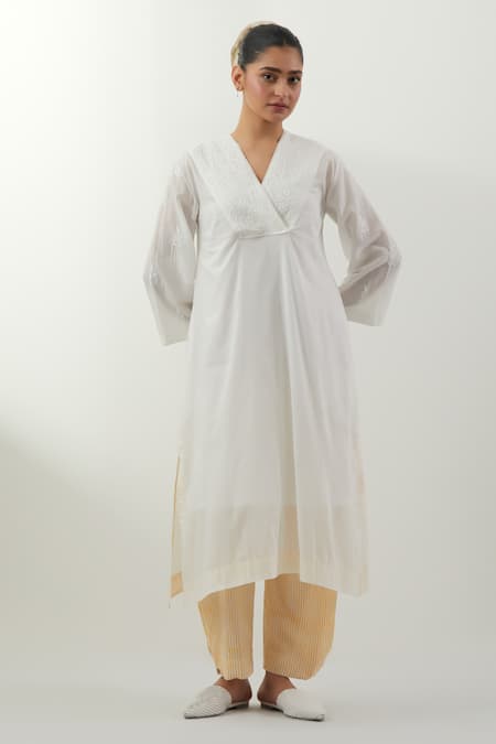 Vinusto White Cotton Embroidery V-neck Chikankari Kurta Set 