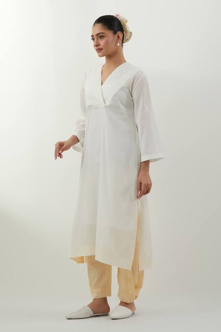 Buy_Vinusto_White Cotton Embroidery V-neck Chikankari Kurta Set _Online_at_Aza_Fashions