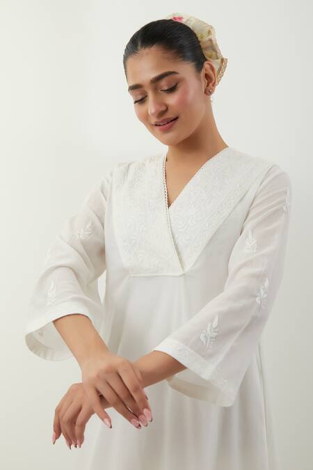 Shop_Vinusto_White Cotton Embroidery V-neck Chikankari Kurta Set _Online_at_Aza_Fashions