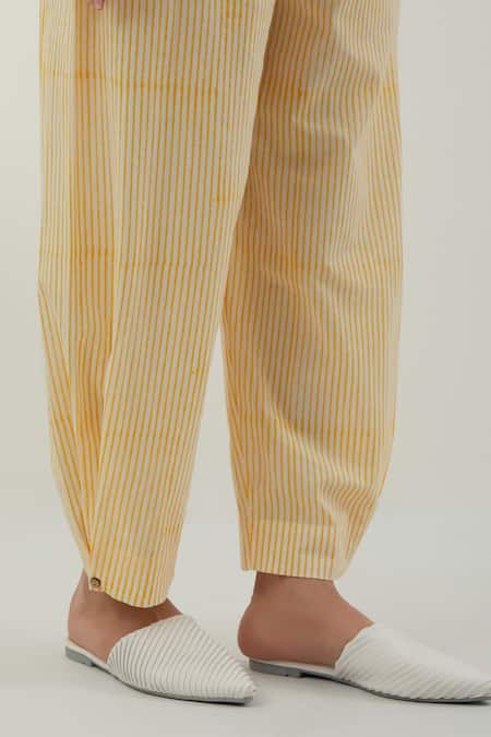 Vinusto_White Cotton Embroidery V-neck Chikankari Kurta Set _at_Aza_Fashions