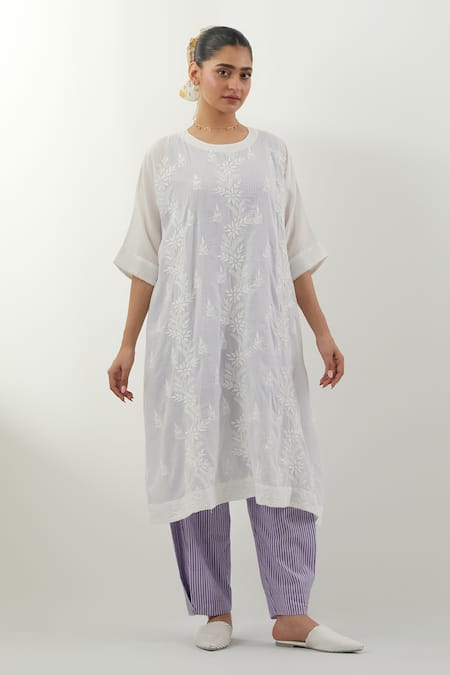 Vinusto White Cotton Embroidery Round Neck Phool Patti Chikankari Kurta Set