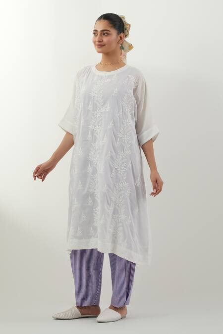 Vinusto White Cotton Embroidery Round Neck Phool Patti Chikankari Kurta Set Online at Aza Fashions Vinusto_White Cotton Embroidery Round Neck Phool Patti Chikankari Kurta Set _Online_at_Aza_Fashions