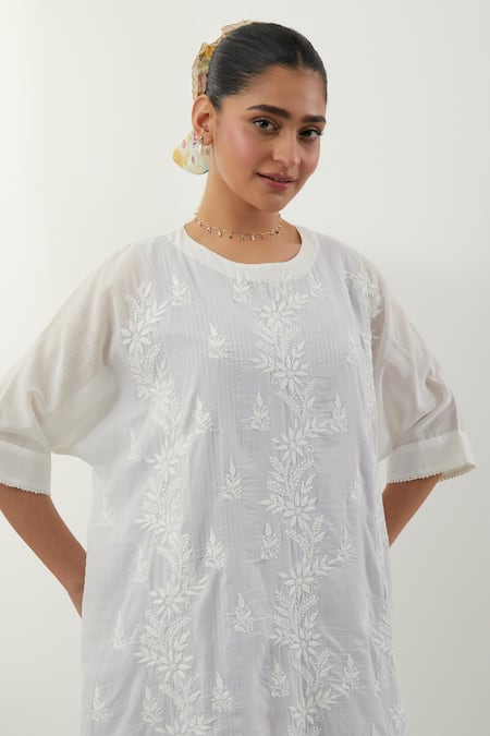 Shop Vinusto White Cotton Embroidery Round Neck Phool Patti Chikankari Kurta Set Online at Aza Fashions Shop_Vinusto_White Cotton Embroidery Round Neck Phool Patti Chikankari Kurta Set _Online_at_Aza_Fashions