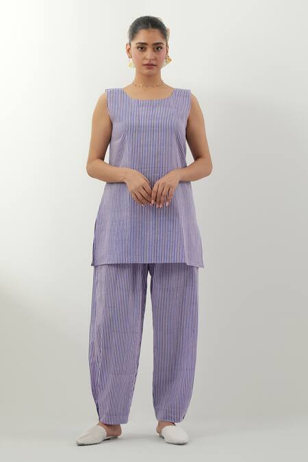 Vinusto White Cotton Embroidery Round Neck Phool Patti Chikankari Kurta Set at Aza Fashions Vinusto_White Cotton Embroidery Round Neck Phool Patti Chikankari Kurta Set _at_Aza_Fashions